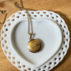 Small Vintage Gold Tone Round Locket Necklace Womens